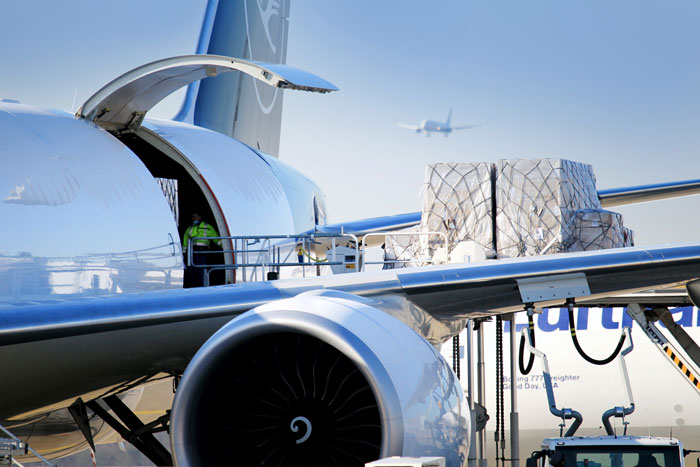 Frankfurter Airport: Verladung am Flugzeug Frankfurter Airport: Verladung am Flugzeug